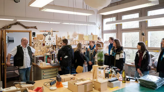 Führung durch ein Institut für Studieninteressierte