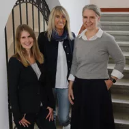 (von rechts): Dr. Daniela Röder, Brigitte Stable, Denise Seidl