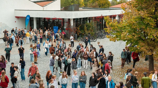 Erstsemster:innen vor dem Zentralen Hörsaalgebäude