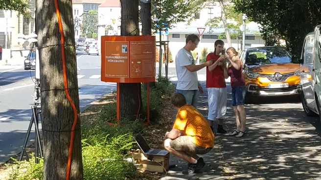 Forschungsteam bei seiner Studie zur Statdbegrünung in Würzburg