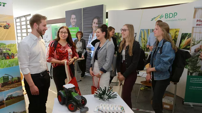 Interessierte Studierende bei der Karrieremesse