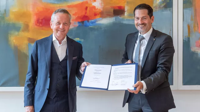 The BayWa Chairman Prof. Klaus Josef Lutz and TUM President Prof. Thomas F. Hofmann at the signing of the new partnership