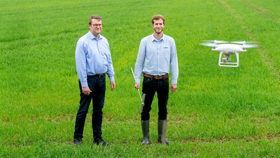 Prof. Heinz Bernhardt, Chair of Agricultural Systems Engineering, and his staff member Andreas Schweiger work on a test field with a drone.