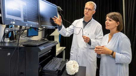 BIOINFORMATICS & DATA SCIENCE Prof. Julijana Gjorgijeva and Prof. Simon Jacob discussing their research results. The screens show the electrical activity of populations of neurons recorded in a stroke patient.