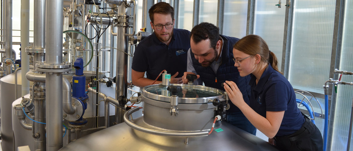 Students of Bachelor Brewing and Beverage Technology at the Research Brewery Weihenstephan.