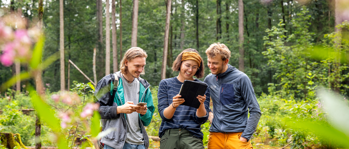 Studierende des Bachelor Forstwissenschaft und Ressourcenmanagement im Uni-Wald Weihenstephan. Forststudenten bei einer Vorlesung im Uni-Wald Weihenstephan