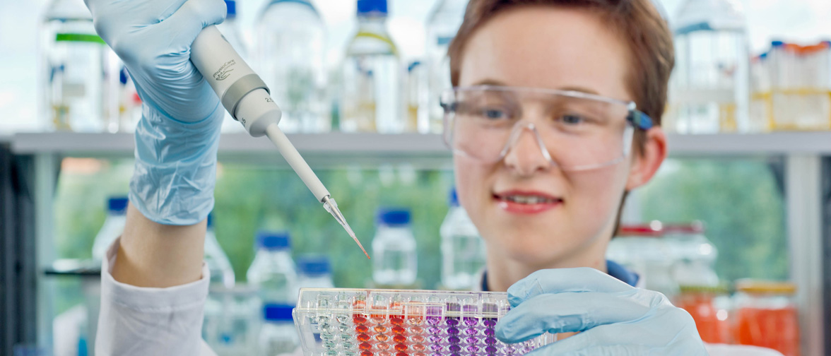 Bachelor-Studentin der Life Sciences Ernährunsgwissenschaft beim Labor-Versuch. Studentin der Life Sciences Ernährungswissenschaft beim Pipettieren