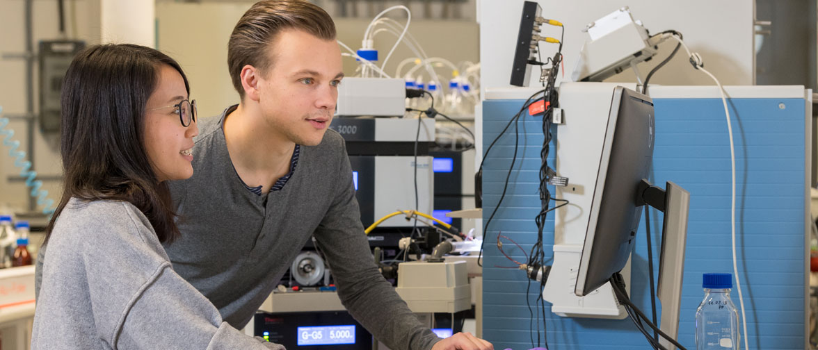 Studierende des Bachelor Molekulare Biotechnologie bei einem Life Science Versuch. Studierende beim Laborpraktikum Biochemie