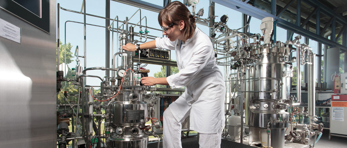 Studentin des Bachelor Pharmazeutische Bioprozesstechnik bei einem Labor-Versuch in Weihenstephan. Studentin der Pharmazeutischen Bioprozesstechnik im Technikum