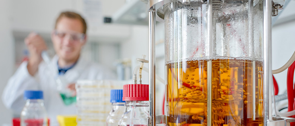 Student des Master Pharmazeutische Bioprozesstechnik im Labor Weihenstephan. Masterstudent der Pharmazeutischen Bioprozesstechnik beim Laborpraktikum