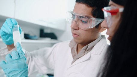 Passende Laborversicherung finden Studierende im Laborpraktikum
