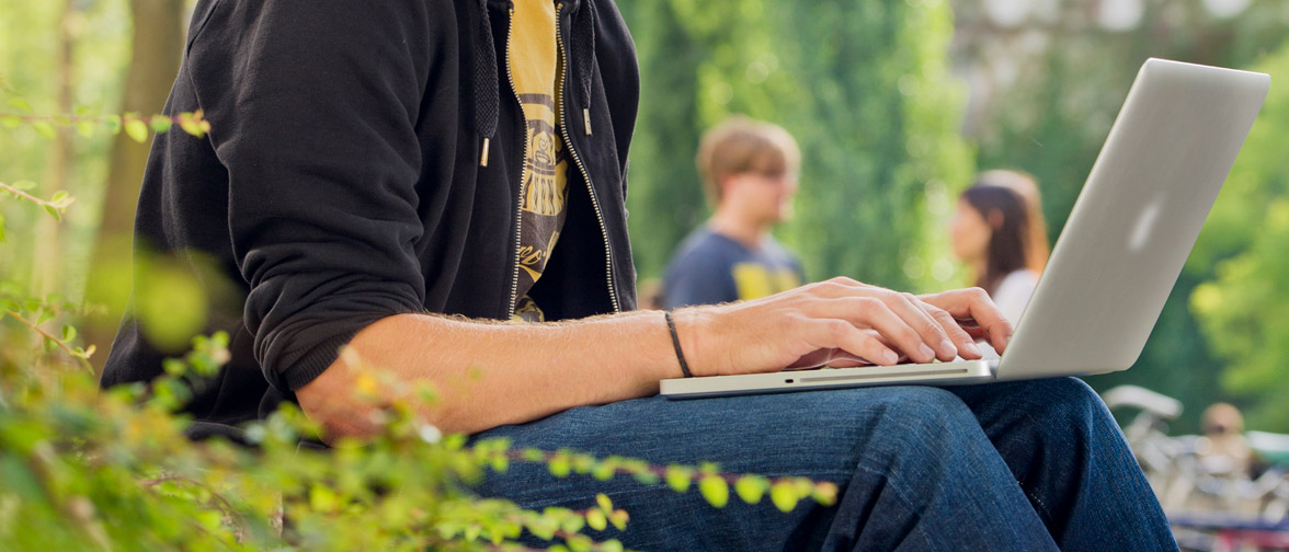 Studium online organisieren mit TUMonline Student organisiert sein Studium online